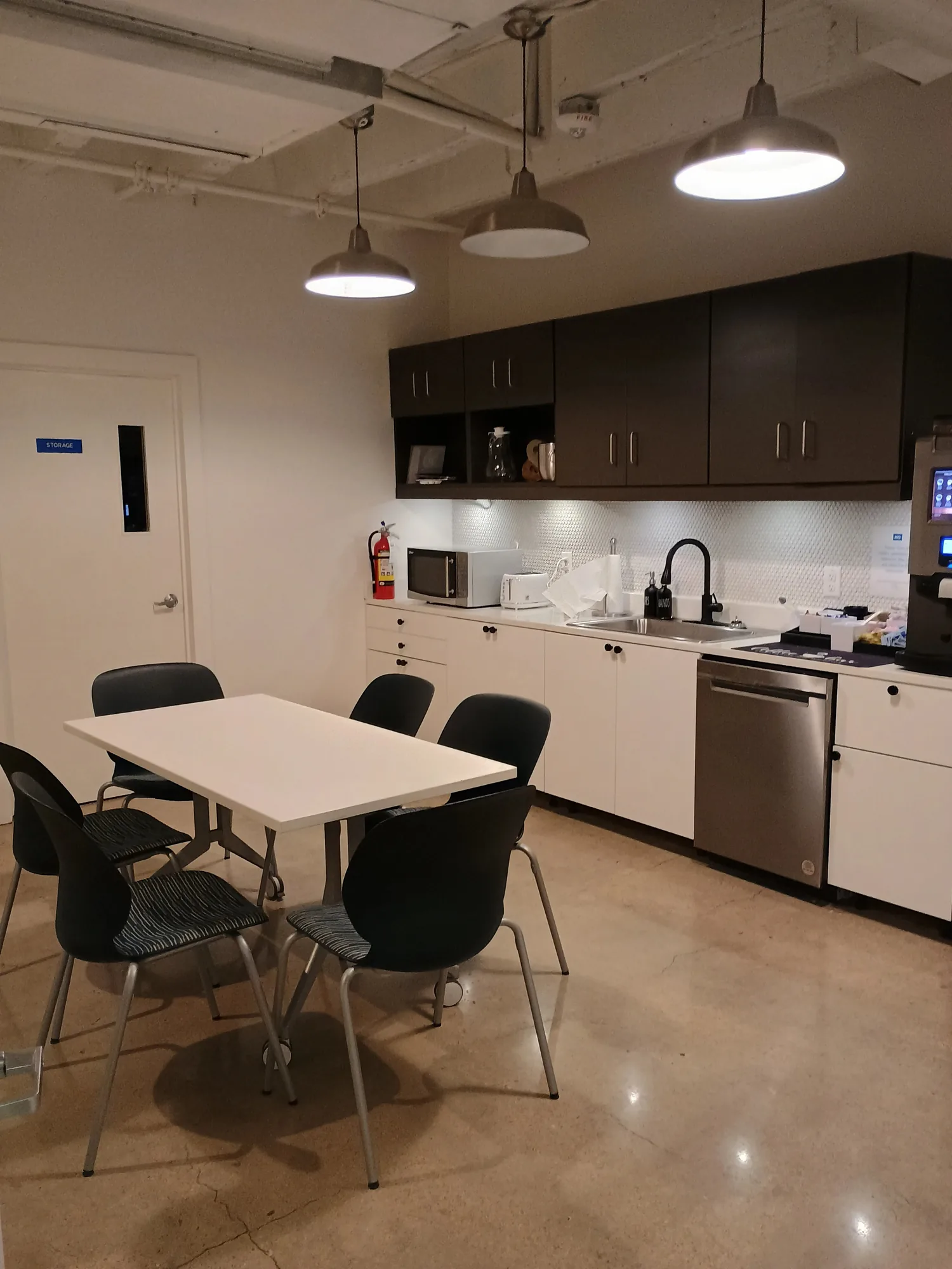 Third-floor photograph 7